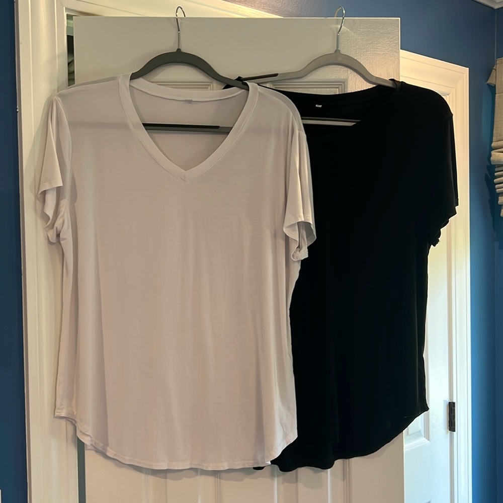 Set of 2 - EUC Super Soft & Stretchy Tees 🚭